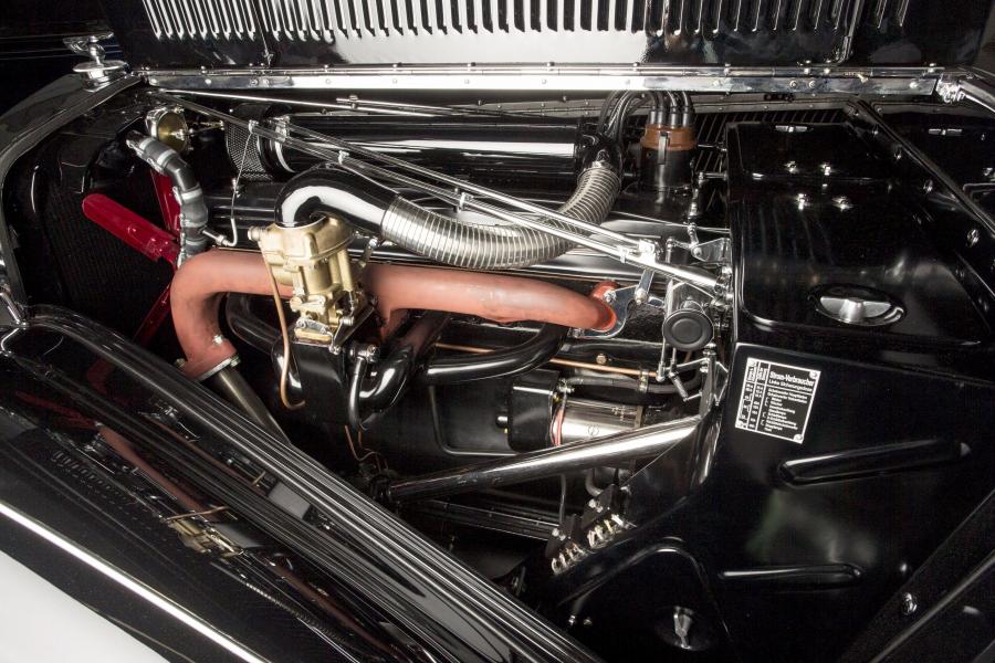 Моторный отсек Horch 853 Stromlinien Coupe 1937 года  (фото 6 из 7)